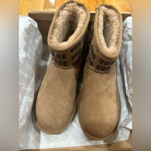 UGG CLASSIC MINI II UGG GRAPHIC CHESTNUT BOOTS - WOMEN'S